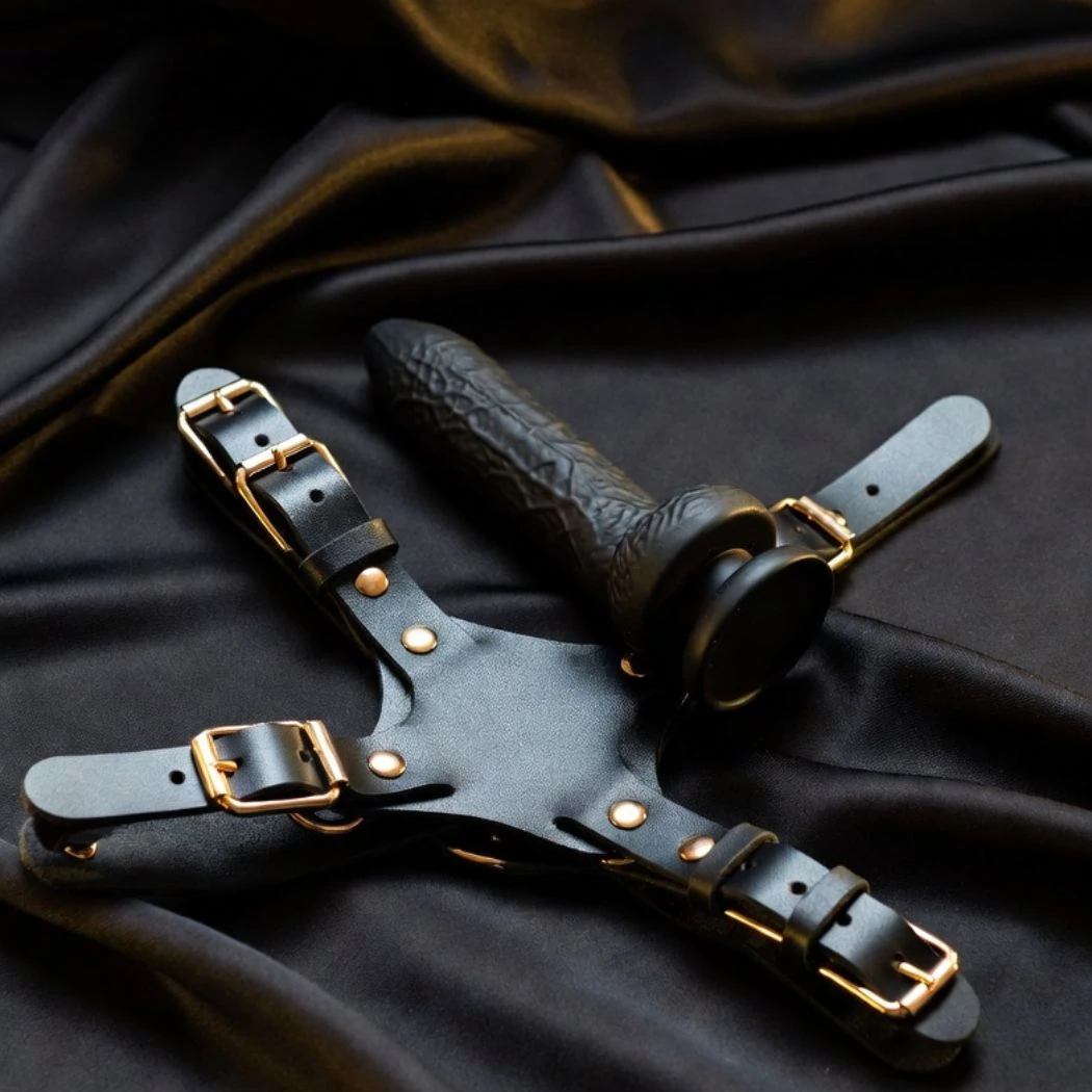 Strap-on z uprzężą – jak dobrać pasy i rozmiar, żeby był wygodny dla obu partnerów?